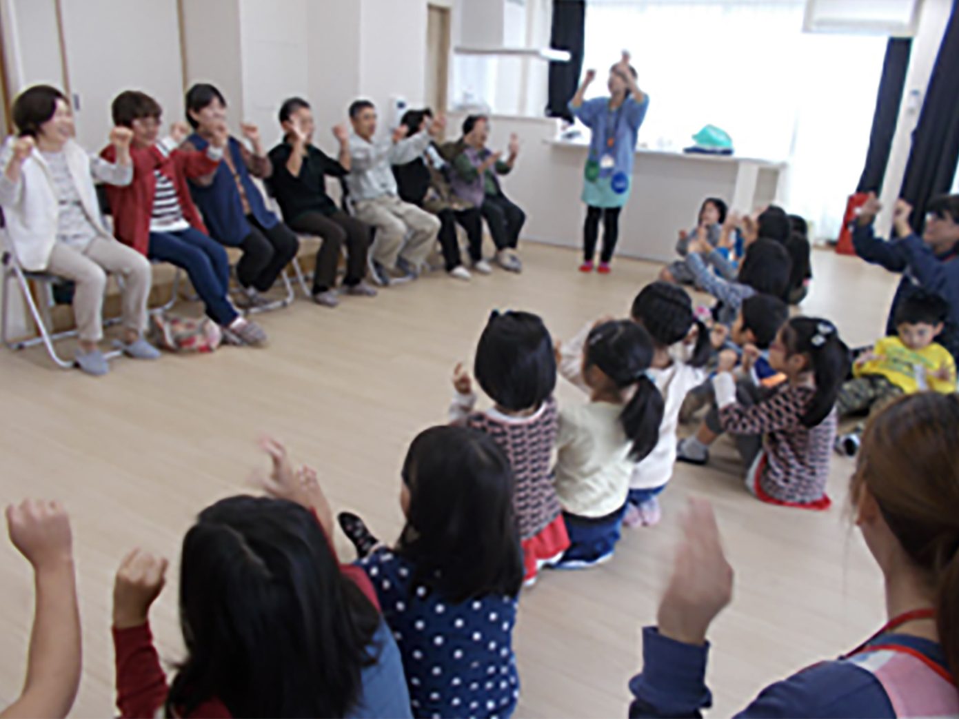宮城・塩竈　 三小仲よしクラブ（学童保育）の子どもたち　夏休みのラジオ体操が縁で災害公営住宅の高齢者と交流会