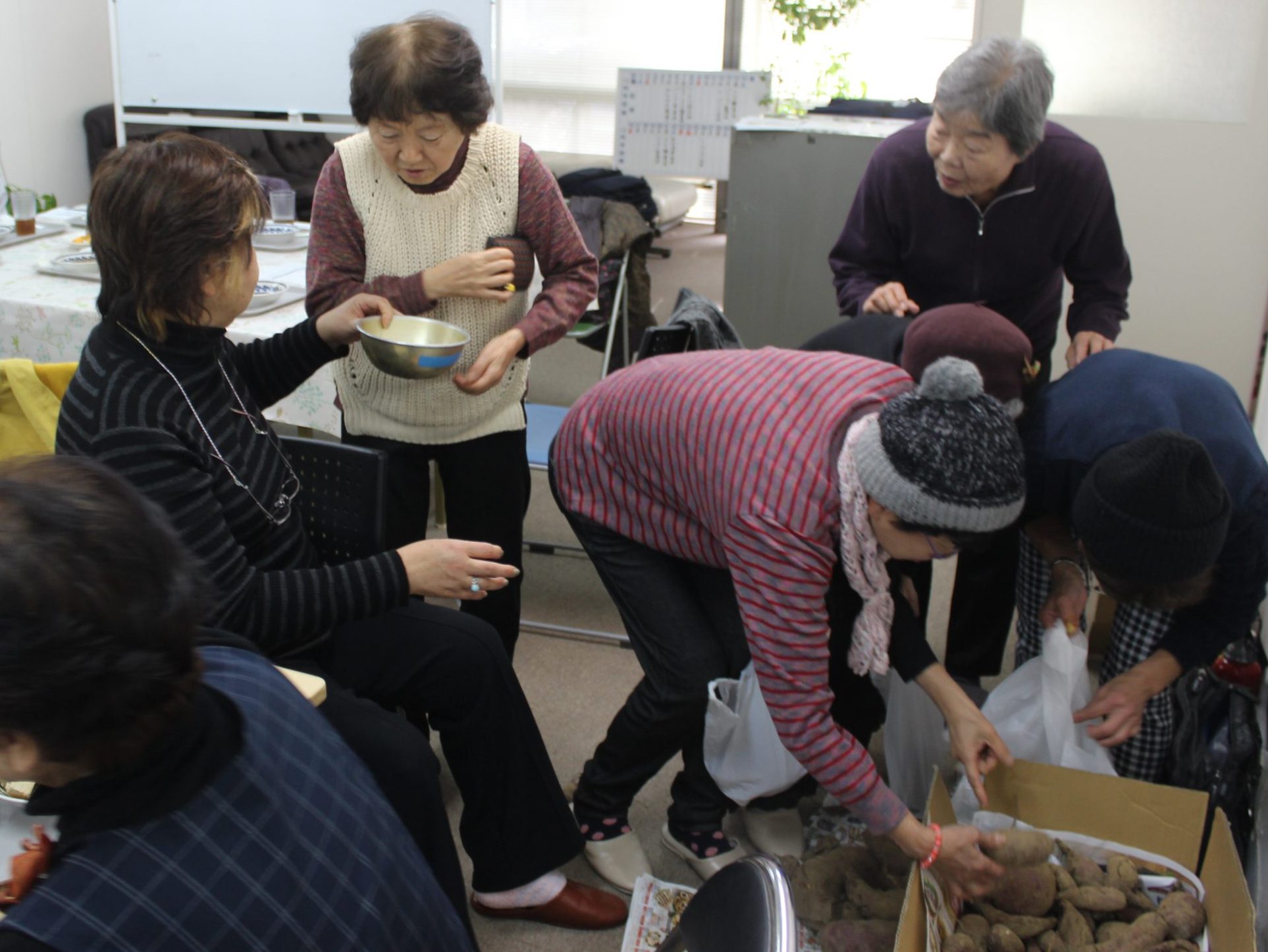 埼玉 ふじみ野　ひきこもりの人を支援「きぼうのとびら」　みんなの食堂で利用者がボランティア