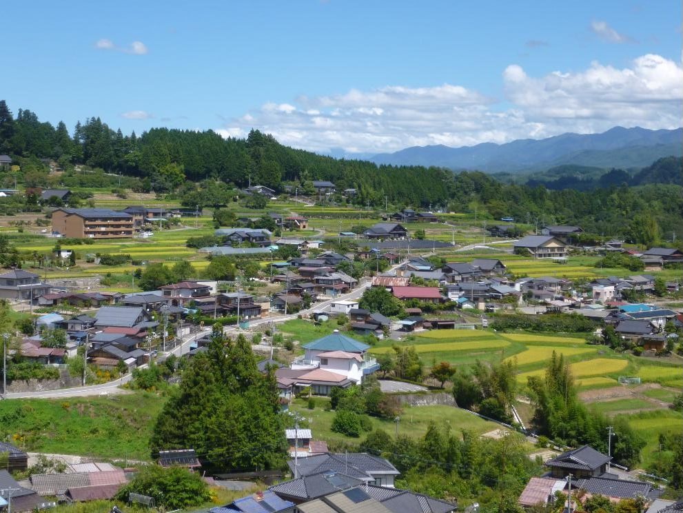 気軽に来られる介護事業所に　村立図書館の分館「小さな図書館」