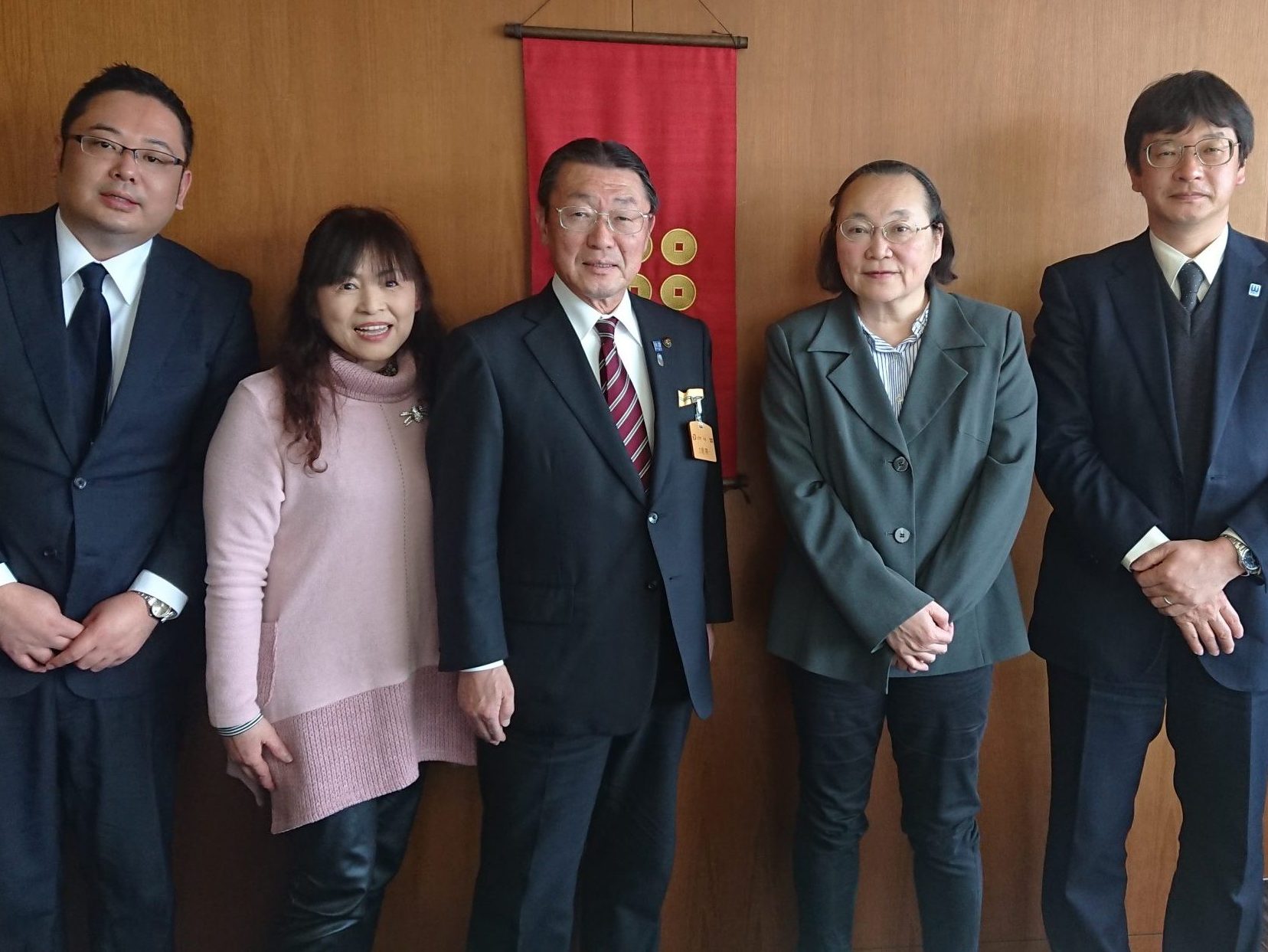 ワーカーズコープ田中理事長ら懇談　長野県上田市　土屋市長も共感　協同労働の働き方で　利用者、住民が地域づくりの主体者に　「つながりとありがとうのまち」に生かせる