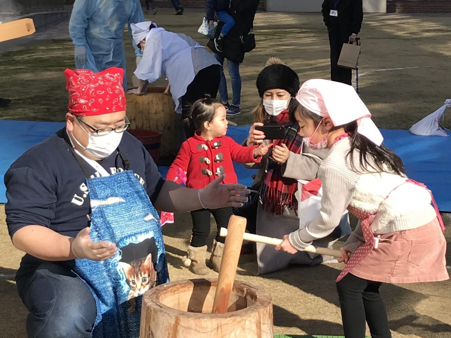 東京・港・東麻布保育園　子ども・保護者・地域一体で楽しく自由なもちつき　町会主催にしてほぼ復活　認可1年目はチェック指示40項目