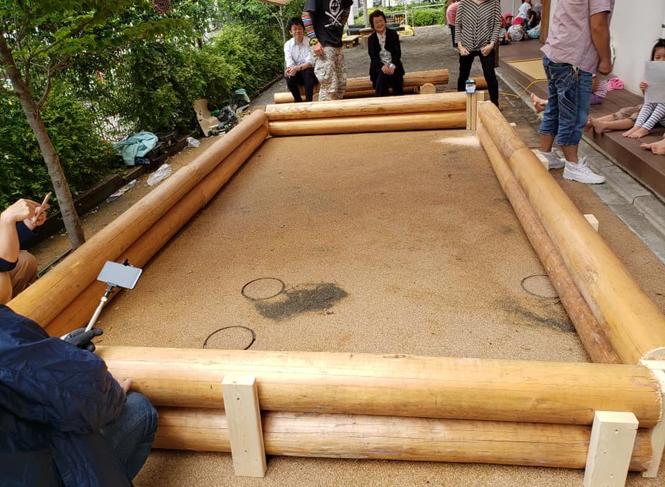 東京・板橋 こぶし保育園　都会の園庭に丸太プール出現　兵庫　ネクストグリーン但馬の間伐材使い