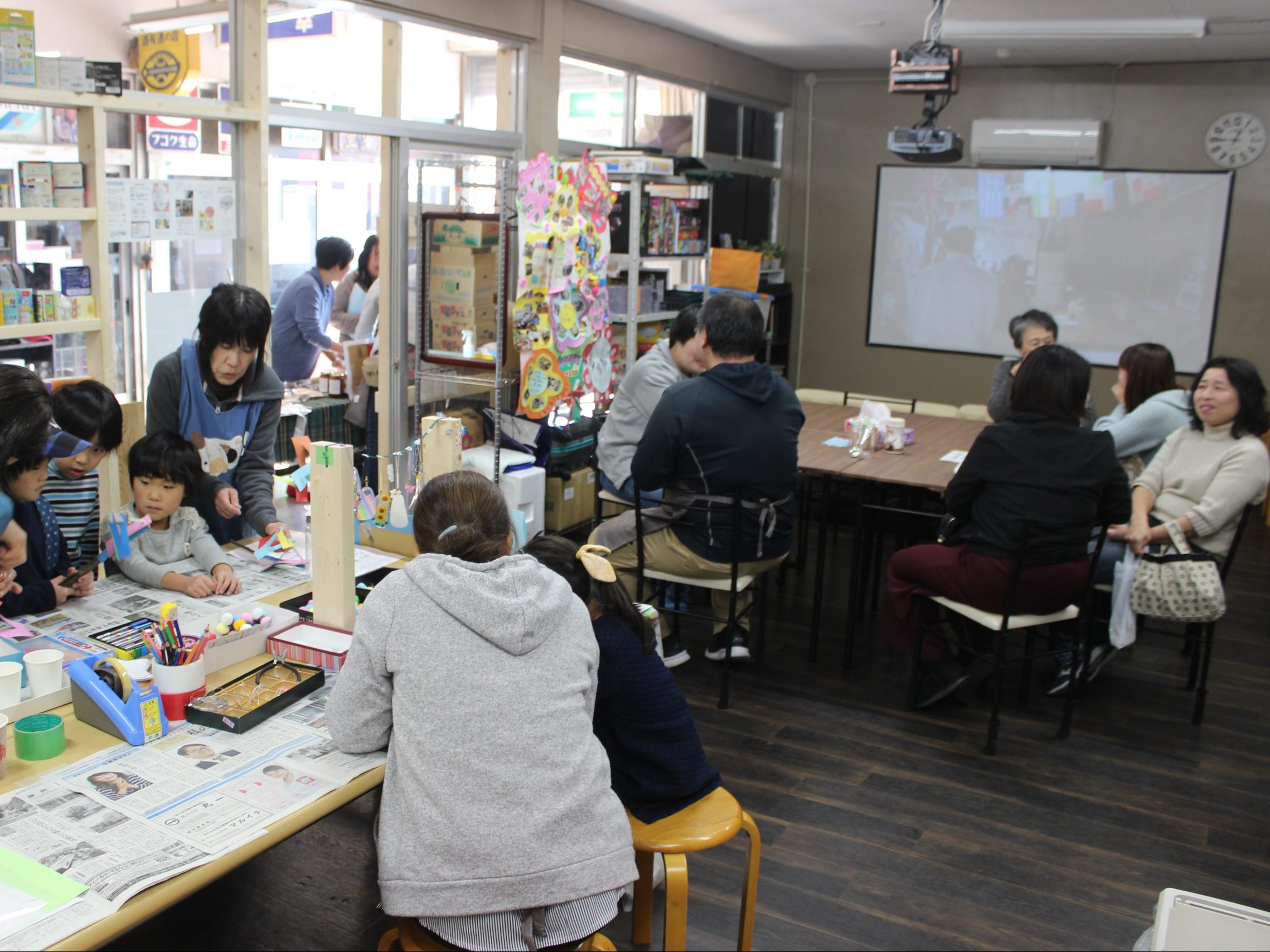 長野・松本　並柳団地ふらっと１周年まつりで　児童館のスタッフたちが 小さな仕事おこしをちょっと実験