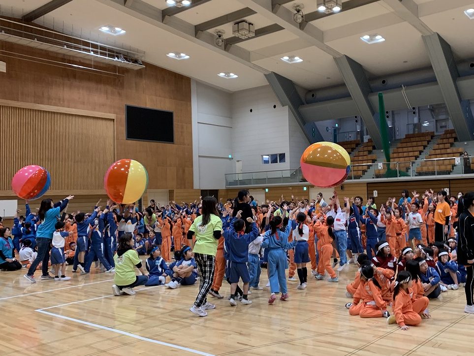 福井事業所　児童クラブの子どもたち　餅つきで地域の高齢者と交流