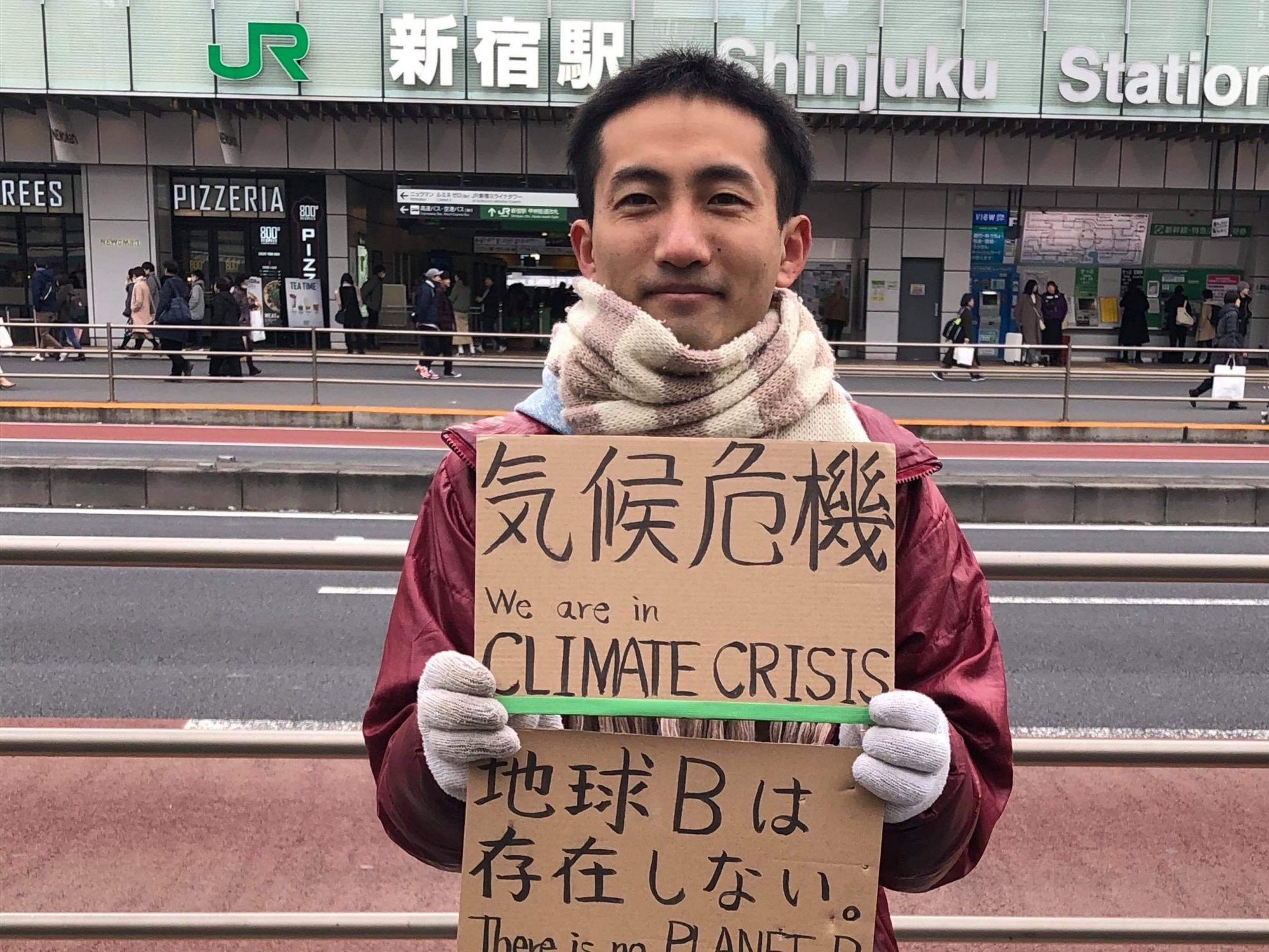 東京・中央　北山伏児童館 　寺井栄治さん　気候危機訴え、新宿駅前に一人立つ