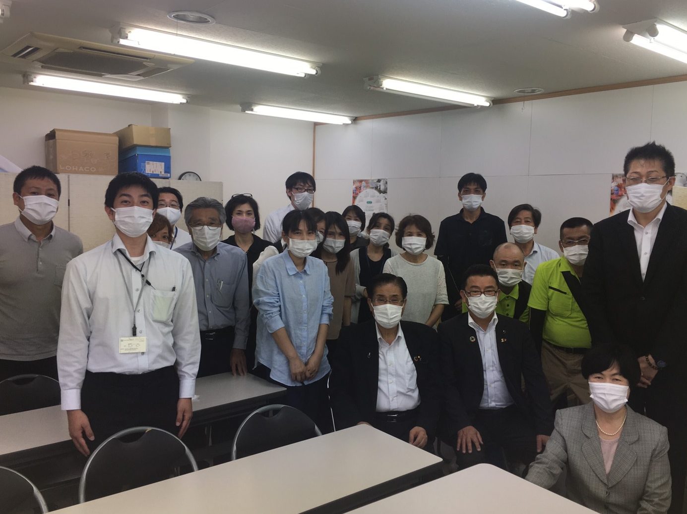 鳥 取　さんいんみらい事業所に桝屋さん　お礼しようと組合員20人集まる