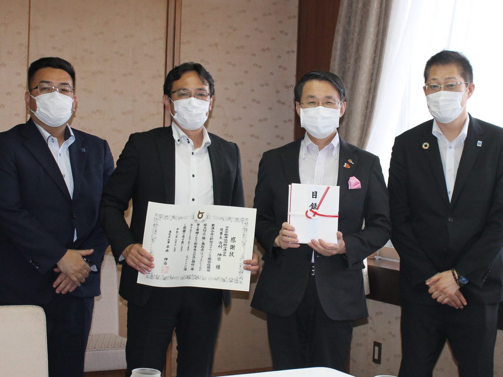 鳥取県、鳥取医療生協に　フェイスシールドなど　 平井知事「これからも一緒に」と