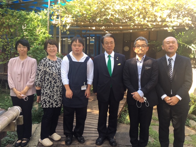 千葉・松戸　協同組合振興研究議連幹事長　山田俊男参院議員　松戸あじさいを視察
