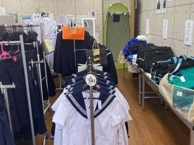 ＷＣちば　4年目のふなばし制服バンク　販売会で32組が購入　「助かった」「定期的にやって」