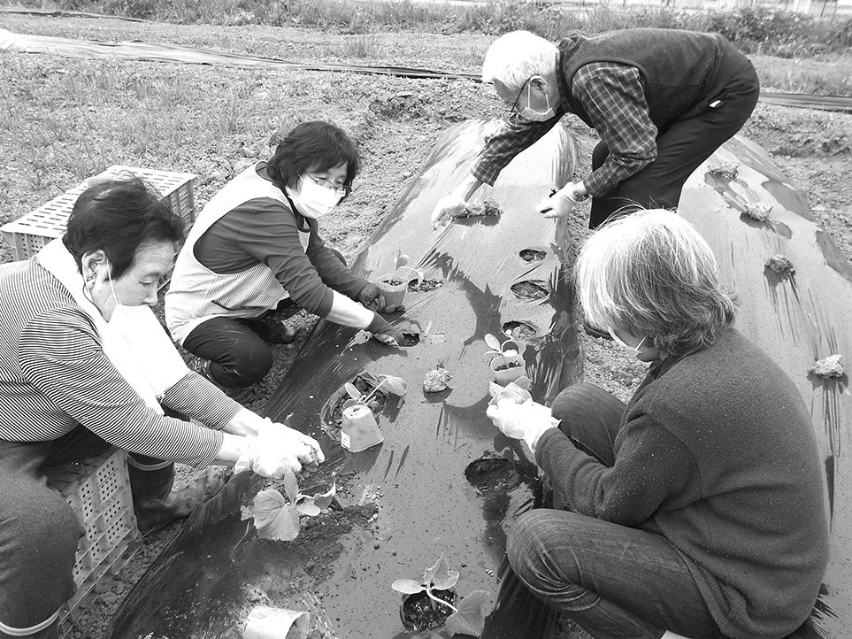 富山・魚津　スマイルぽぴー　「働くデイ」１年半　小物作りから畑づくりへ 　あいさつも「おはよう」から「畑行く？」に　