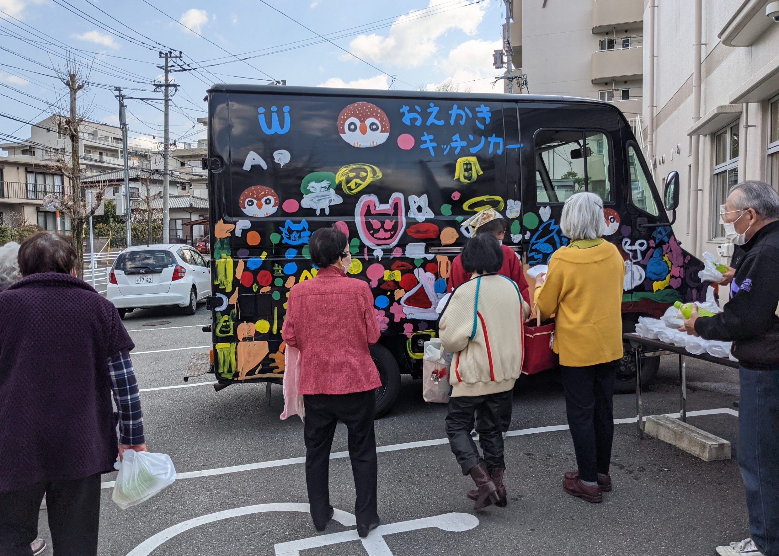 福岡・春日　おえかきキッチンカー　高齢者にも食を届ける　