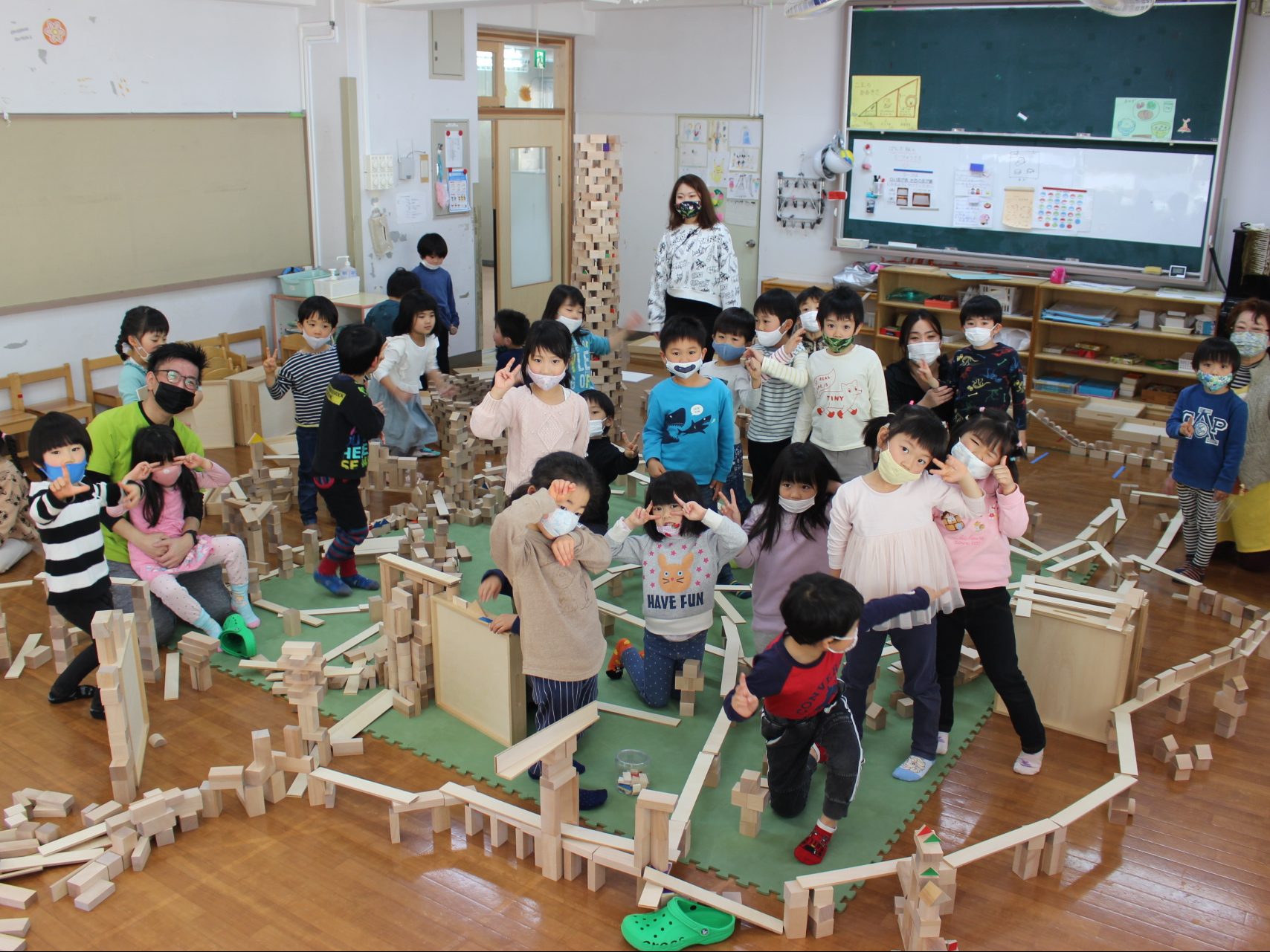 東京・港　東麻布保育園　積み木をつなげてつなげて　まちになっちゃった！