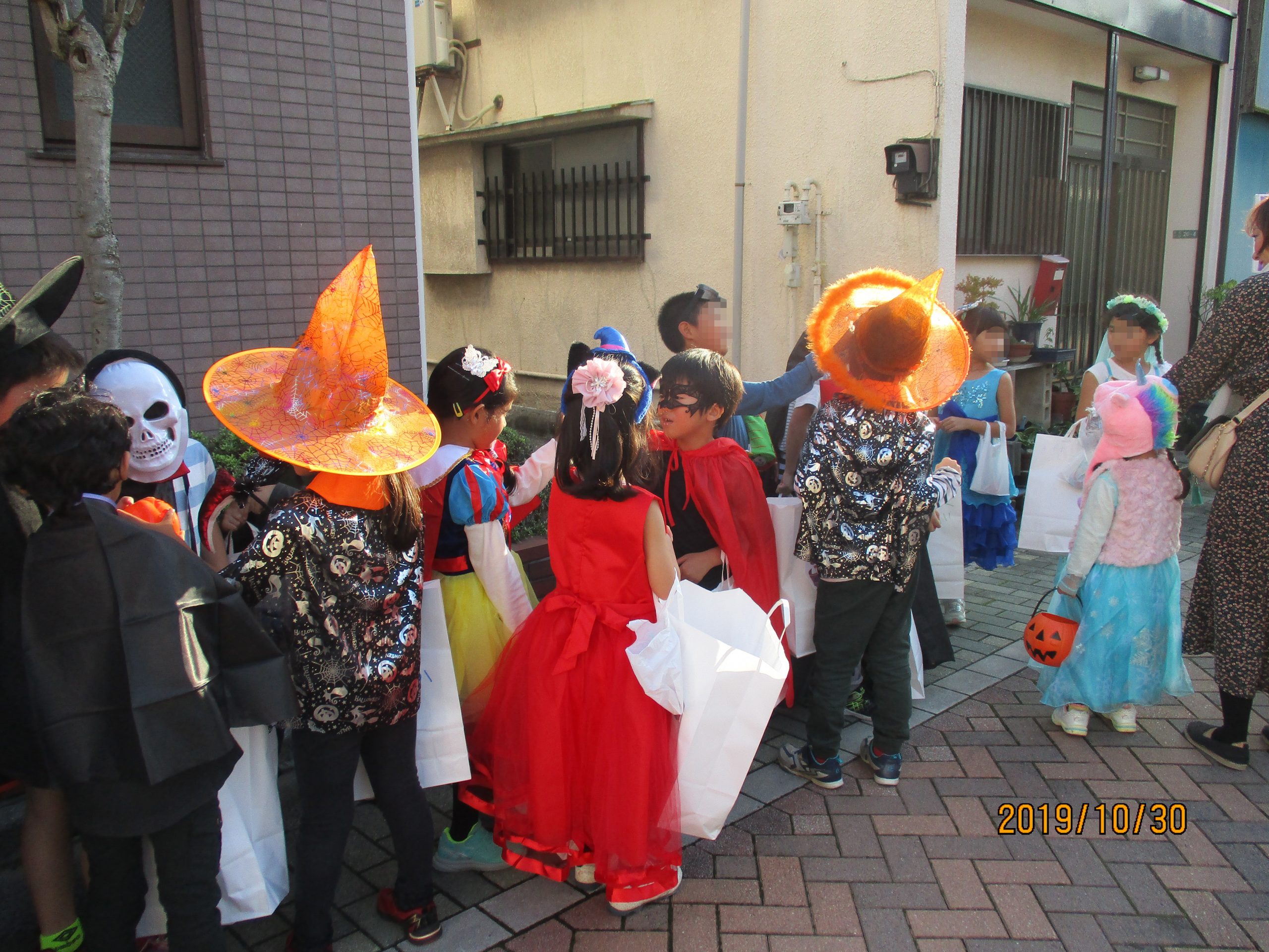 東京東部　ワーカーズ東和わくわくクラブ ハロウィンに仮装し町内を行進！