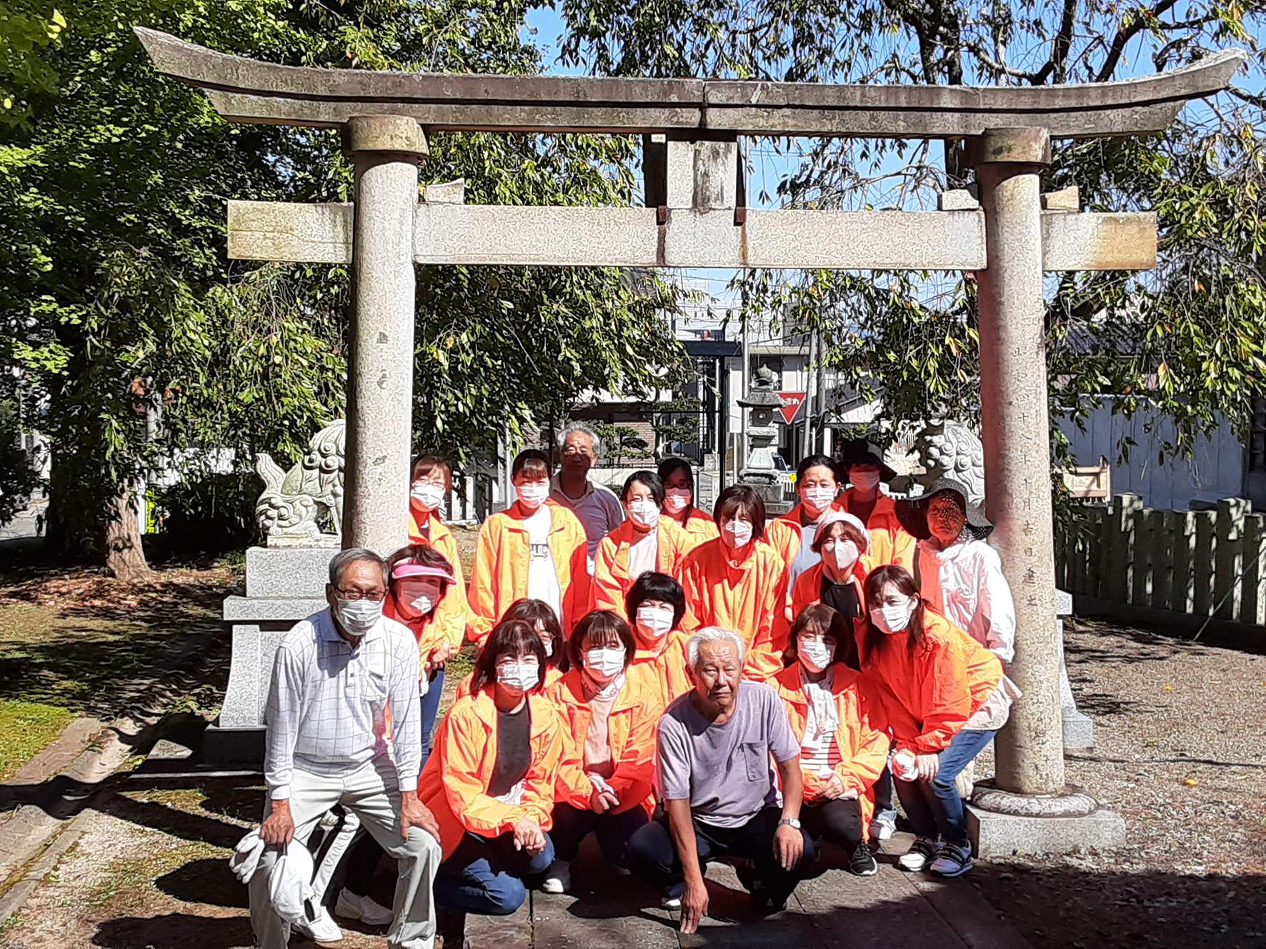 福井県協同組合連絡会「秋のクリーンアップキャンペーン」　ワーカーズ福井は地域の方と神社清掃