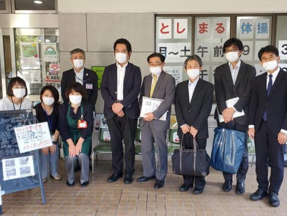 厚労省の富田審議官ら　豊島区内の現場視察