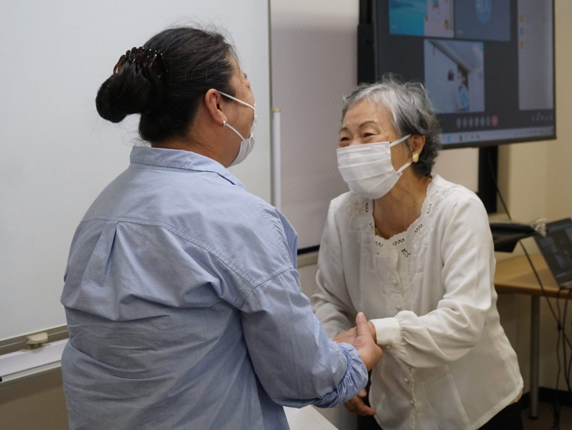 東京中央・よいしごとステーション　コロナ禍で職を失った人など　介護職員初任者研修 7人が修了証