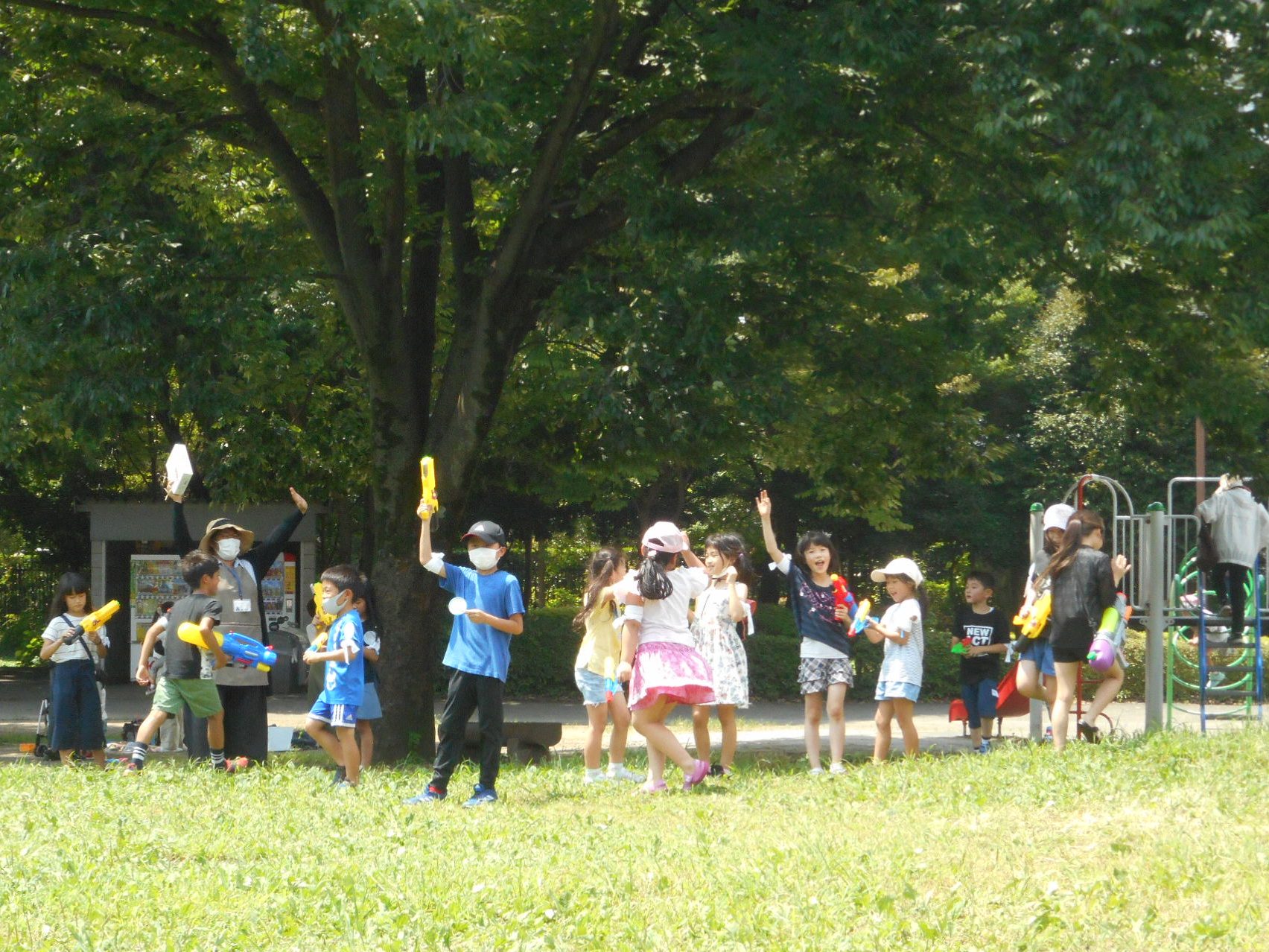神奈川・相模大野ウキウキファイブ　伝統の大水鉄砲大会　超巨大グレネードランチャーも