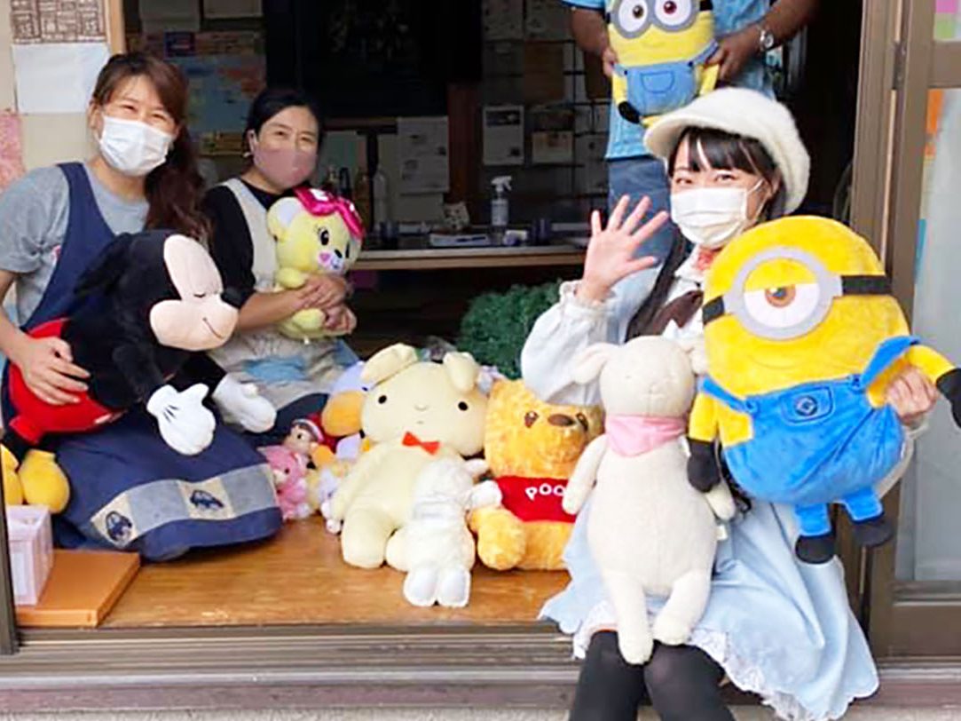 栃木　子ども食堂応援のアイドル七瀬美菜さん　ぬいぐるみなどを「ふらっと☆たからぎ」に