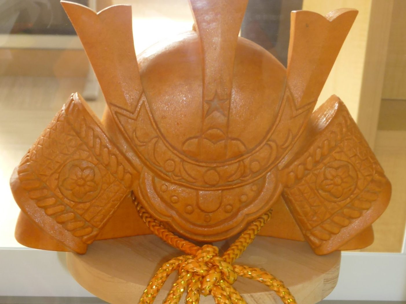 愛知　小牧第二「小針の郷」　利用者制作一刀彫や手毬、折り紙など展示　1カ月間ショーケースで