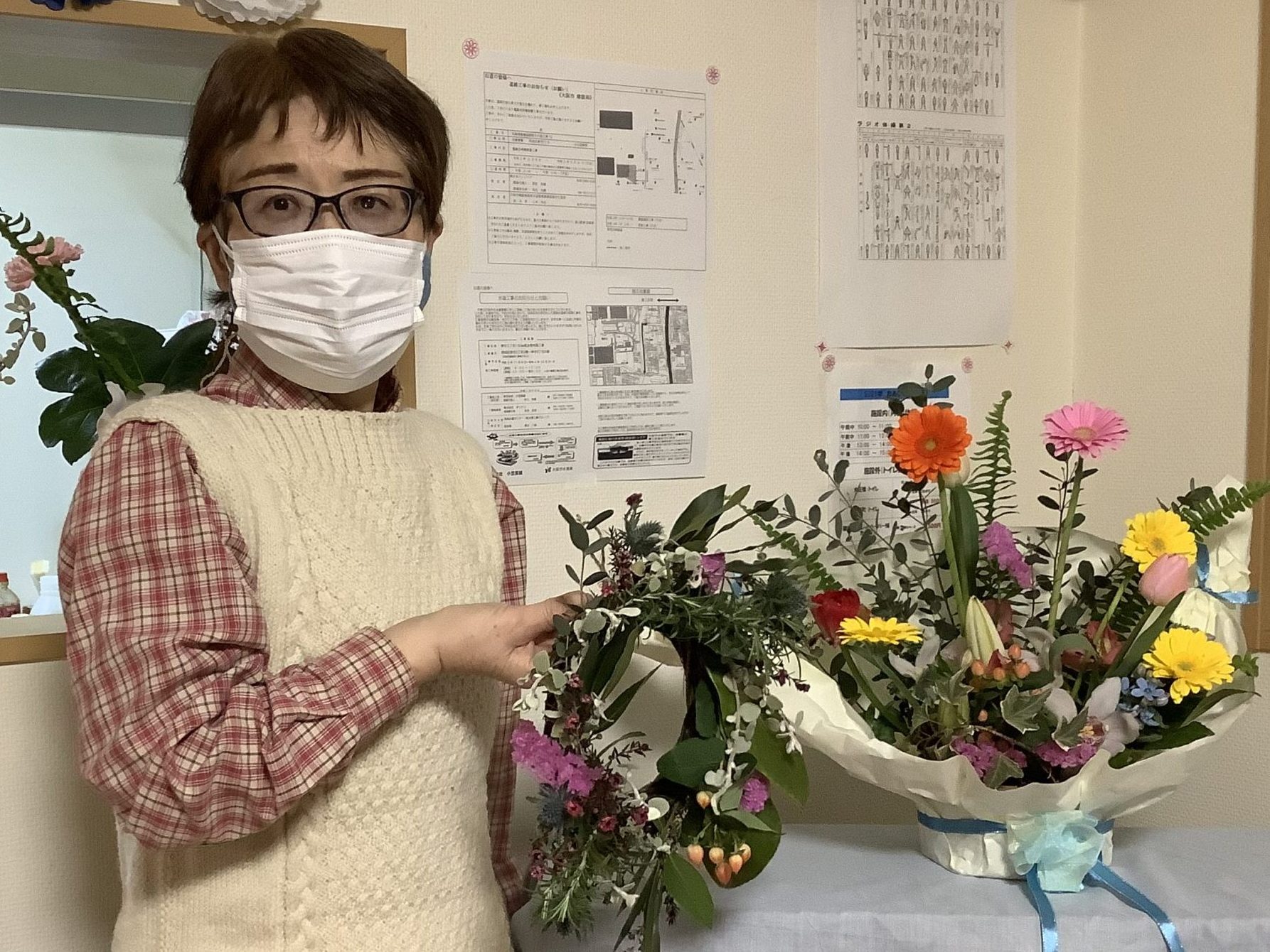 大阪中央 おあしす開所にフラワーアレンジメント届ける　元組合員も祝福