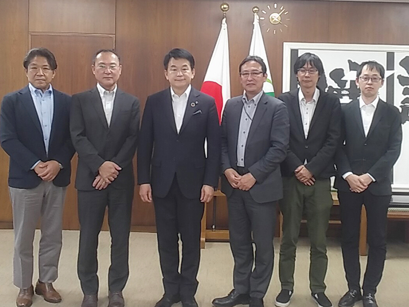 さいたま市   清水市長と懇談     労協法周知、市民向け学習会など要請
