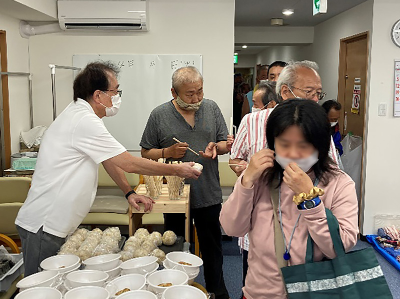 神奈川　横浜・寿町で0円バザー・炊き出し　開催前から30人が列をなし　横浜中部地福