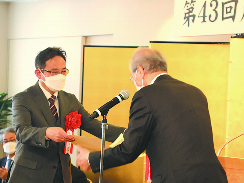 第43回「農協人文化賞」授賞式労協法制定、協同組合運動に貢献　労協連古村理事長に「特別賞」