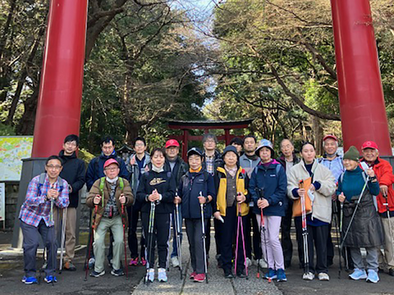 東京・杉並　 記者も体験「首都圏ポールdeウォーク小さな旅」　早春の善福寺川沿いを老若男女18人