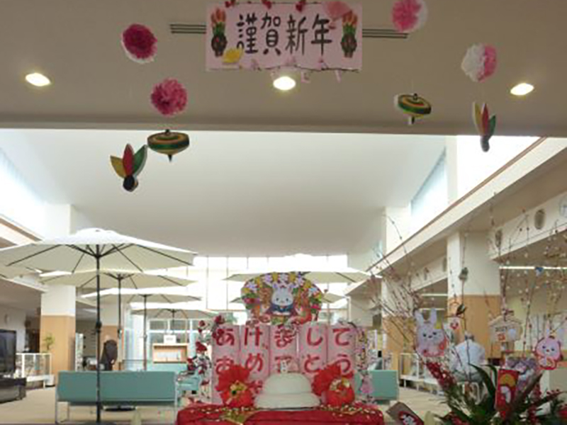 愛知・小牧　第二老人福祉センター 小針の郷　新年恒例の玄関飾りと 雪だるまに利用者喜ぶ