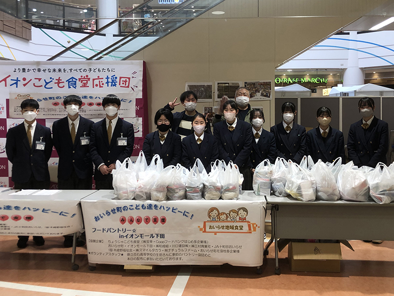 青森　はちのへ若者サポステ　イオンモールでフードパントリー　ひとり親家庭へ高校生らが配布
