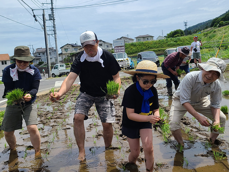 山梨　「田植えをしよう」に30人　町を介し田畑1反、無償で借りて