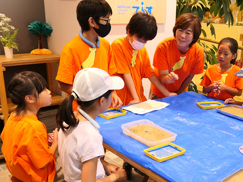 浦安・明海学童　「子ども先生」で登場　バナナの皮が「手すき紙」に変身