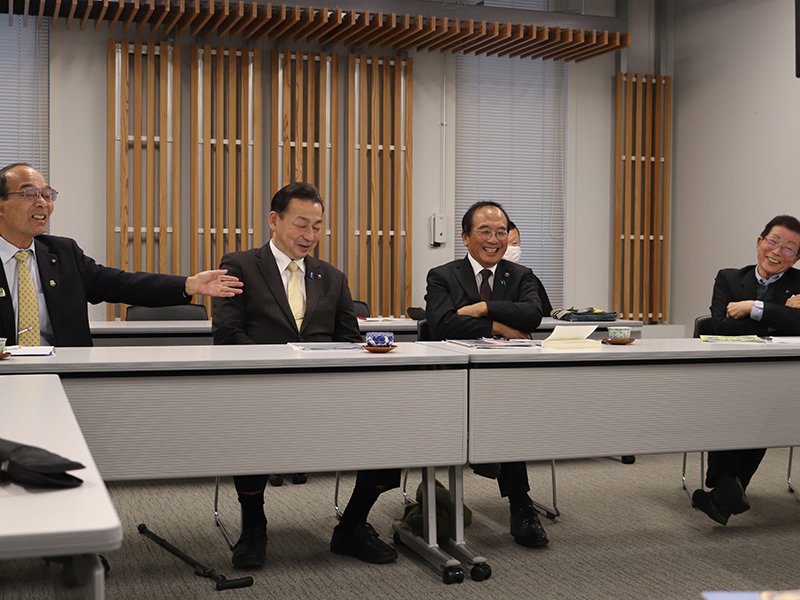 埼玉　地域おこし名人・達人サミットに向け座談会　小野桶川市長、三宮北本市長ら語る　「協同労働は新たな市民参画の形」