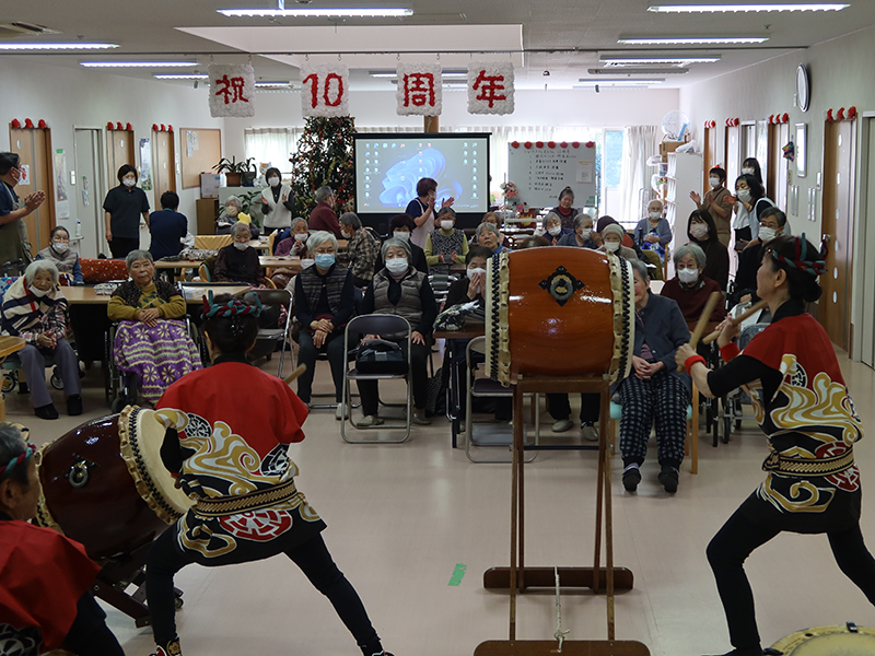 埼玉　深谷原郷地福　ショートステイだんらん　“10周年” 利用者さんとお祝い 　職員がリーダーの深谷太鼓も