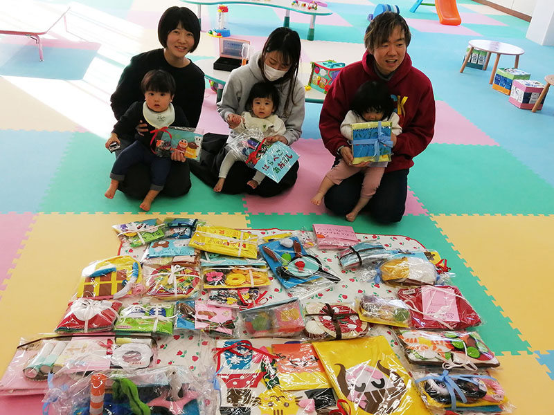 千葉・成田地福　成田市子ども館　子どもたちも保護者も笑顔に　高校生が手作りおもちゃプレゼント