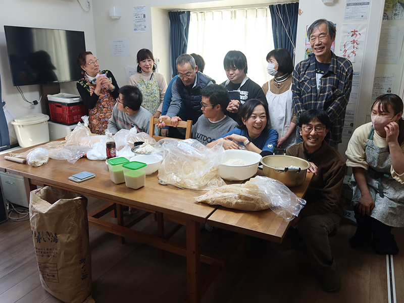 東京　知的障がい者グループホーム「おれんち」で　利用者と家族ら“味噌づくり”