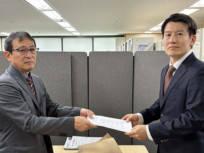 ワーカーズコープ連合会古村理事長　署名1万1784人分 　厚労省に提出