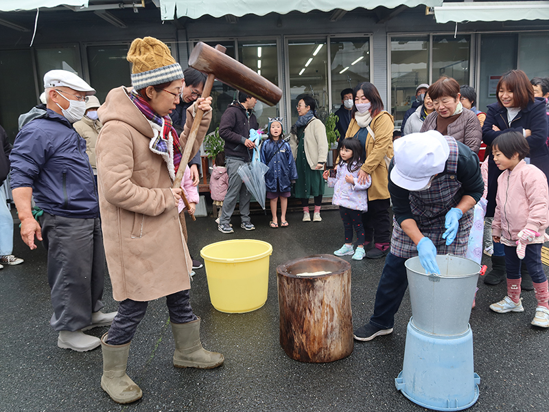 豆ごっこ＠あぐり村（埼玉・深谷）　収穫祭で老若男女が餅つき　 回重ねるたび増える参加者