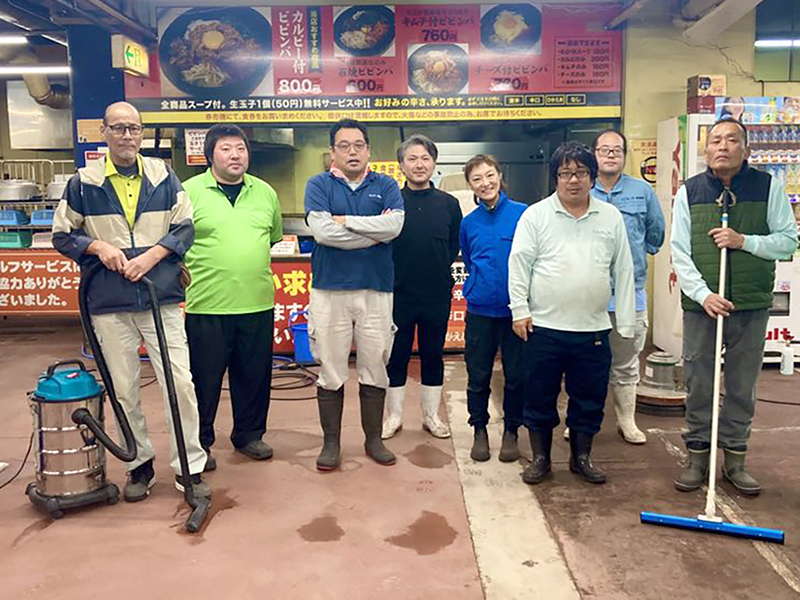 福岡・直方　 九州・沖縄清掃ＰＪの応援受け センター・直鞍事業所　西日本最大級の週末市場で床洗浄