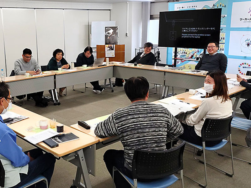 社会連帯のルーツ　ゆうぞう（祐三）茶会　永戸さんの本もとに思い出語り合う　本部社連　「握手の力が強く驚いた」