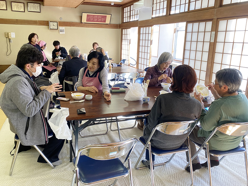 青森・八戸　福島「いいたて雪っ娘」で かぼちゃ粥を食べる集い　ワーカーズと地元婦人会一緒に育てて
