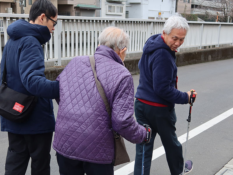 第1回「みんなで健康まちづくりポールdeウォーク体験会」　「400㍍も歩けた、我ながらびっくり！」　デイ利用者