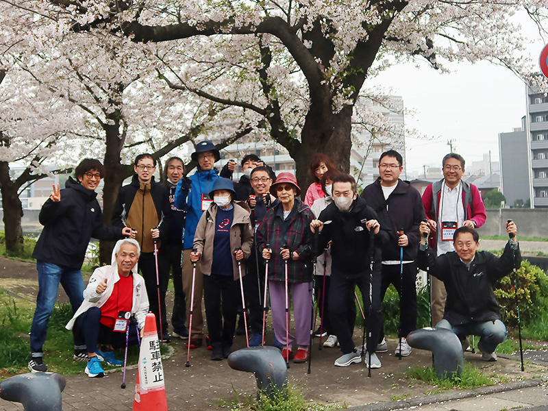 東京・赤羽　第1回「みんなで健康まちづくりポールdeウォーク体験会」　90代デイ利用者 「ポール持つと安定する」