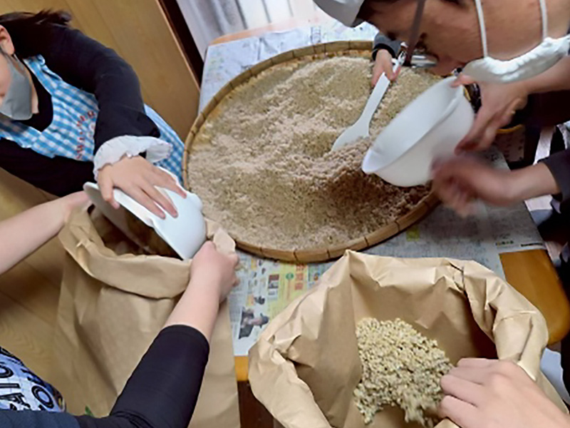 センター・鹿児島　国分ほのぼの　「自分たちで食べる味噌を自分たちでつくる」　子育ち現場が挑戦！