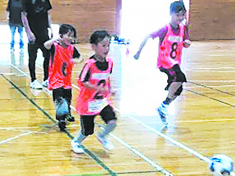 センター事業団　さんせるとっとり事業所 「小学生vsお父さん」も　プロ選手とサッカー遊び